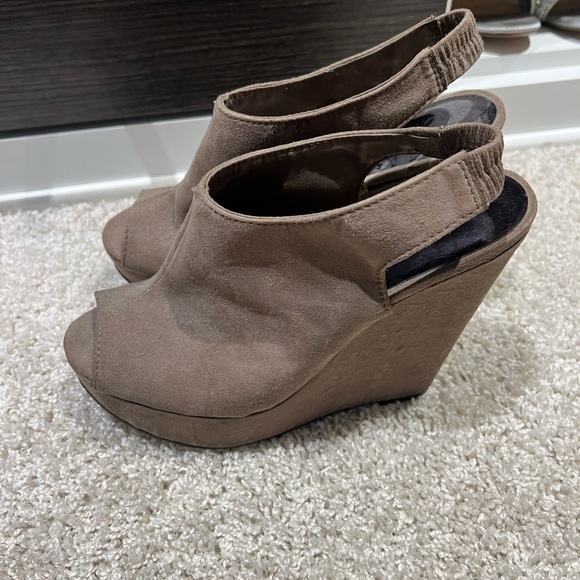Carlos Suede Heels size 8.5 - Picture 3 of 5